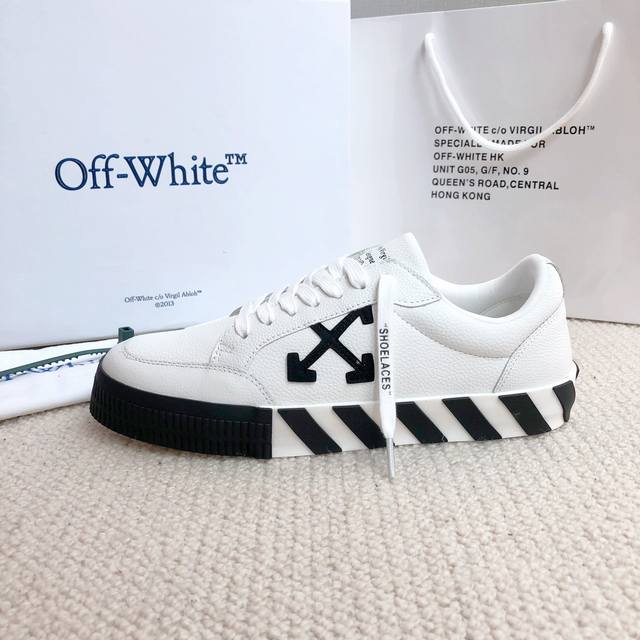 工厂价： Off White新品上新 情侣款 Off White新品上新 潮牌箭头斑马线大底，官网同步现货供应off White经典十字标撞色标志潮范十足，是经